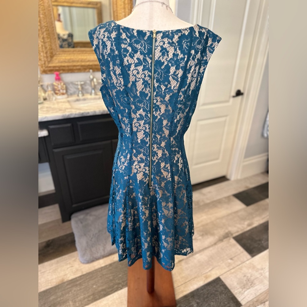Like new Julian Taylor gorgeous Teal Color Fall with Ivory Undertone Lace - Picture 10 of 14